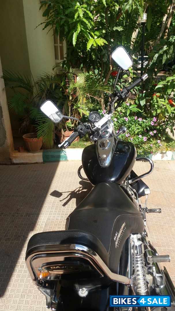 Black Bajaj Avenger 220 DTS-i