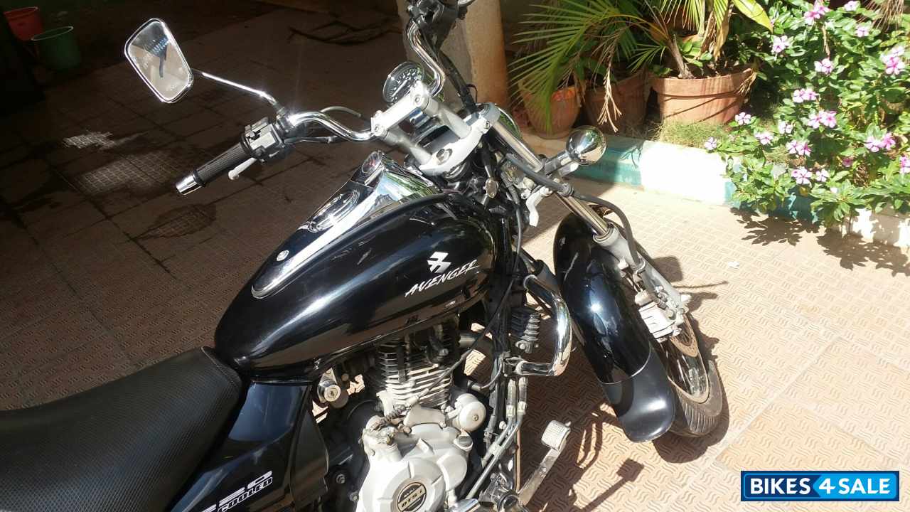 Black Bajaj Avenger 220 DTS-i