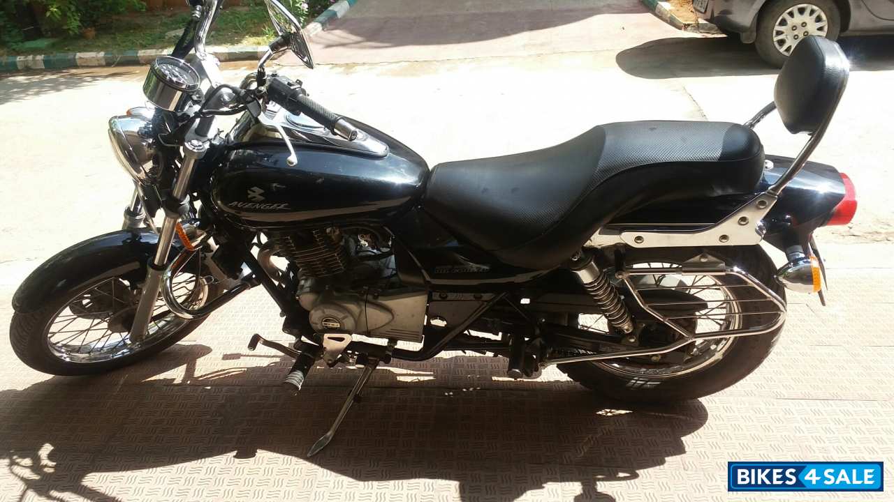 Black Bajaj Avenger 220 DTS-i