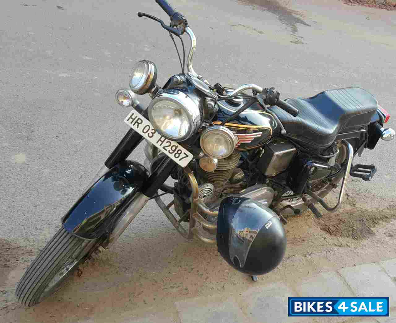Black Royal Enfield Bullet Standard 350