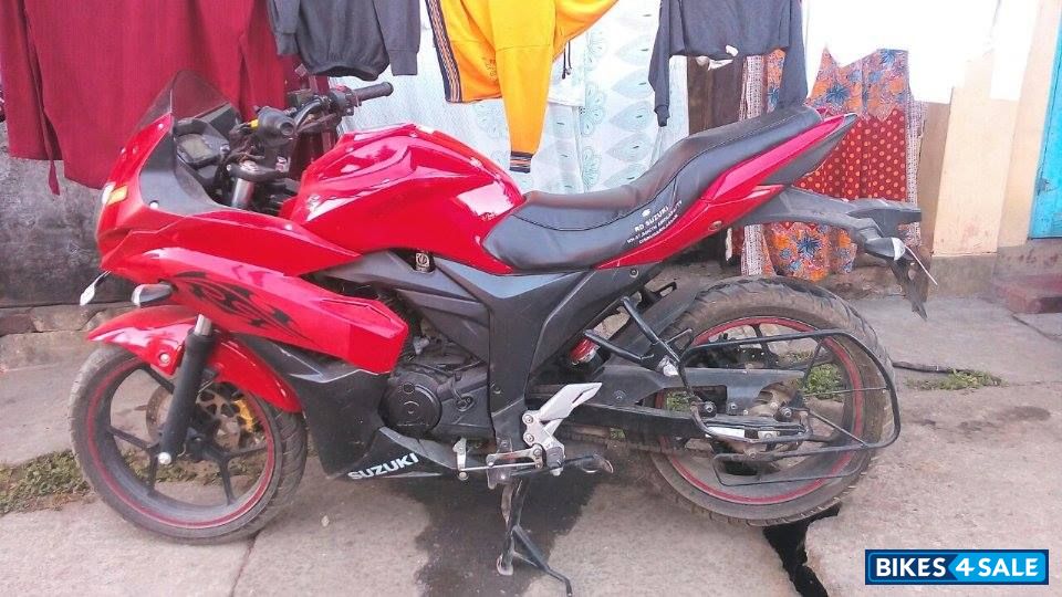 Red Suzuki Gixxer SF