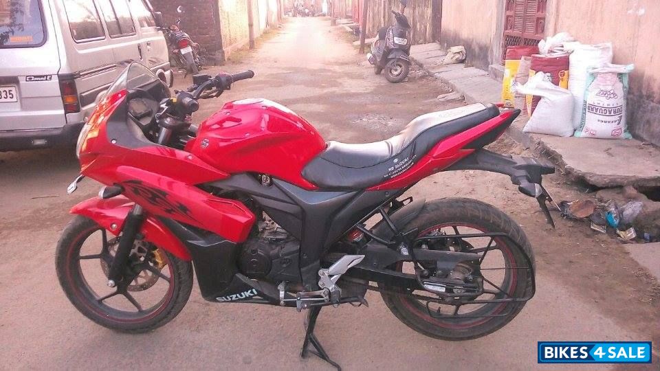Red Suzuki Gixxer SF Red Suzuki Gixxer SF