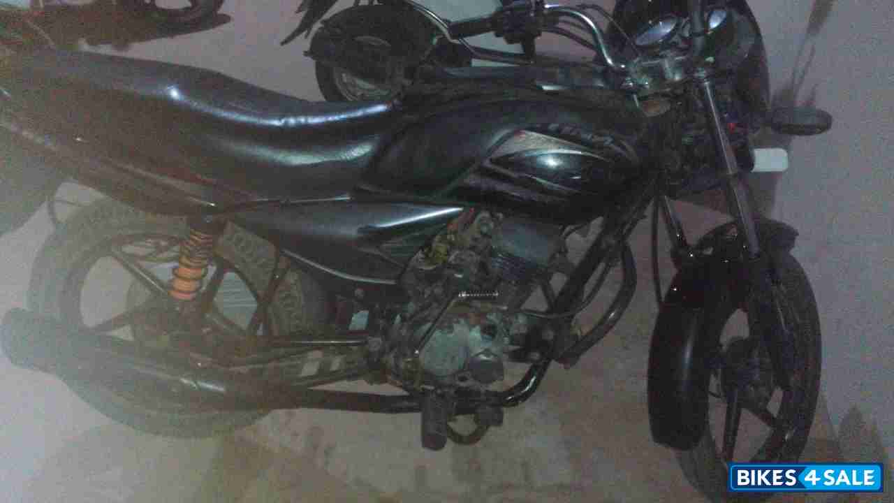 Black Bajaj Platina 125 DTS-Si