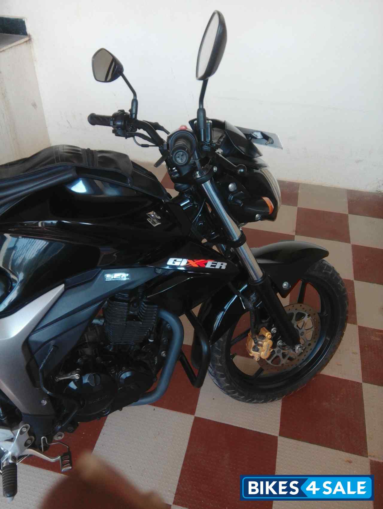 Black Suzuki Gixxer 150 Black Suzuki Gixxer 150