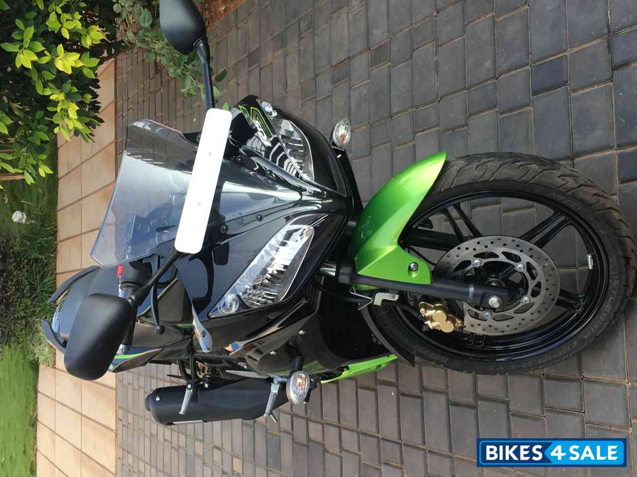 Black And Green Stripes Yamaha YZF R15 V2