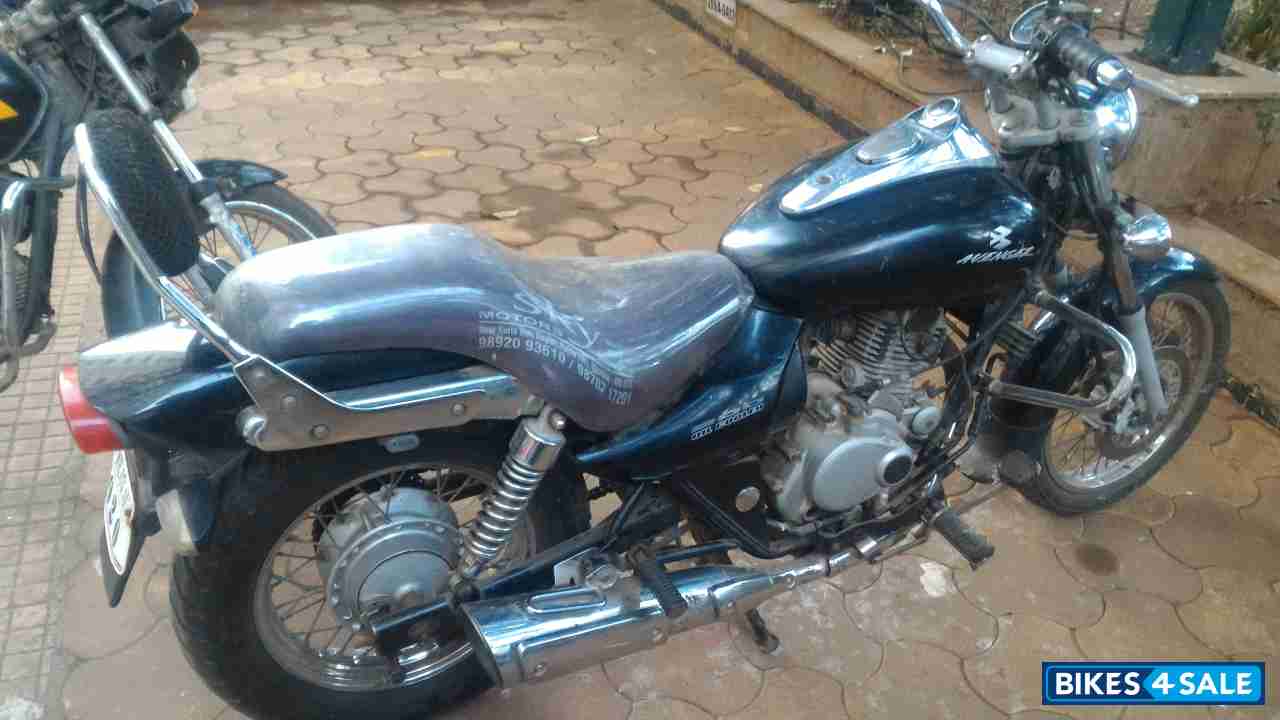 Black Bajaj Avenger 200 DTS-i