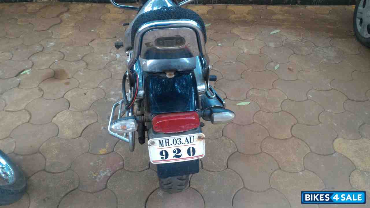 Black Bajaj Avenger 200 DTS-i