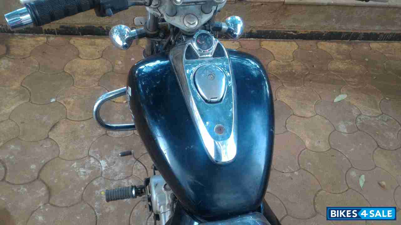 Black Bajaj Avenger 200 DTS-i