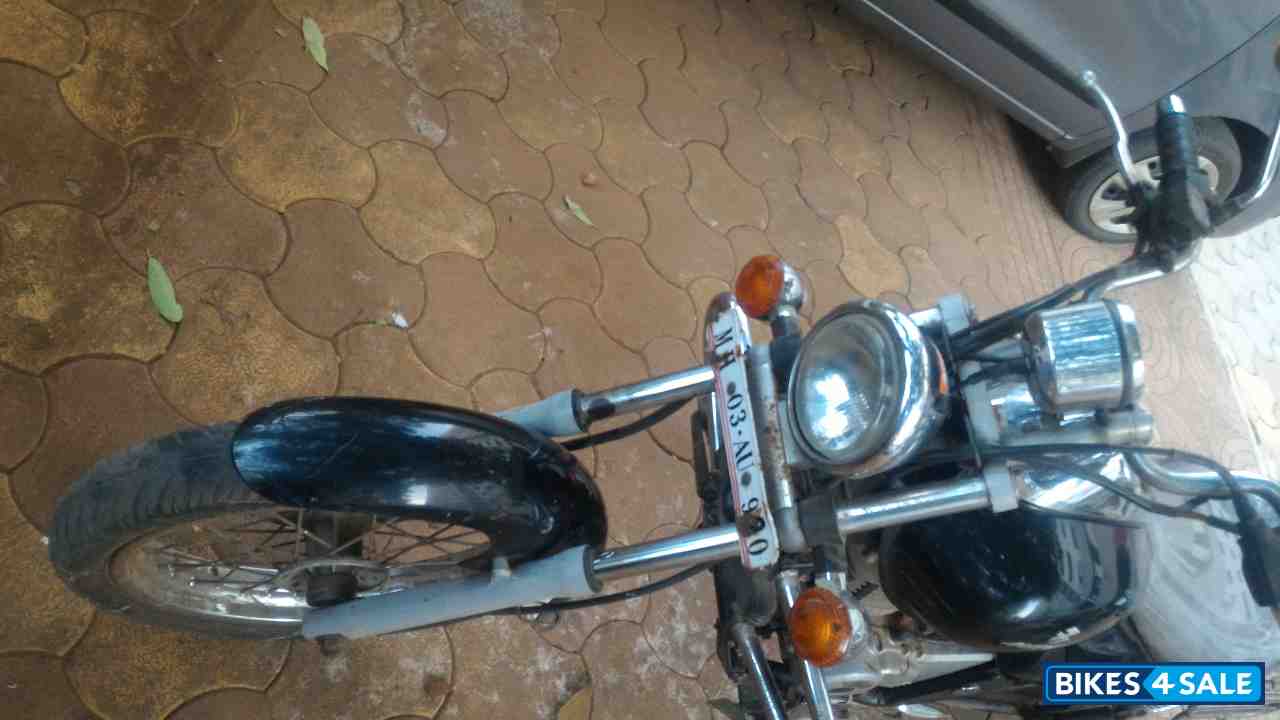 Black Bajaj Avenger 200 DTS-i