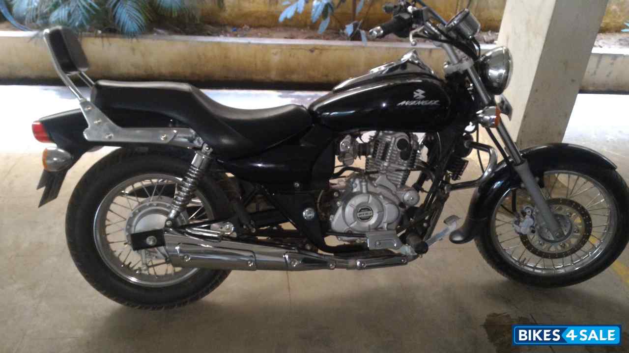 Black Bajaj Avenger 220 DTS-i