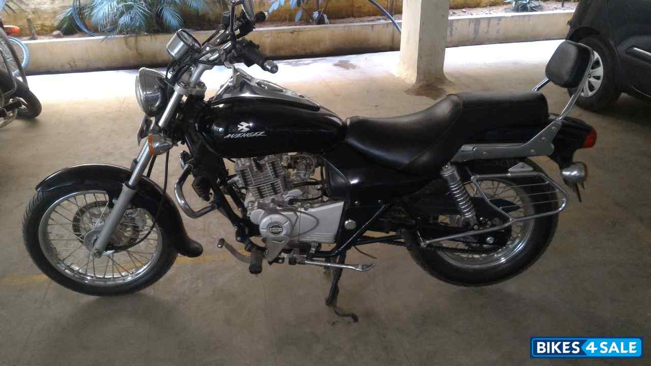 Black Bajaj Avenger 220 DTS-i