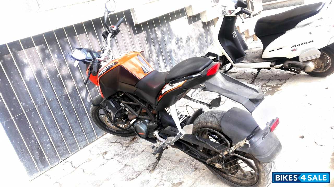 Orange KTM Duke 200