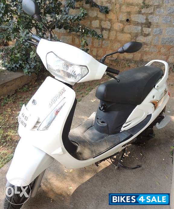 White Mahindra Duro DZ