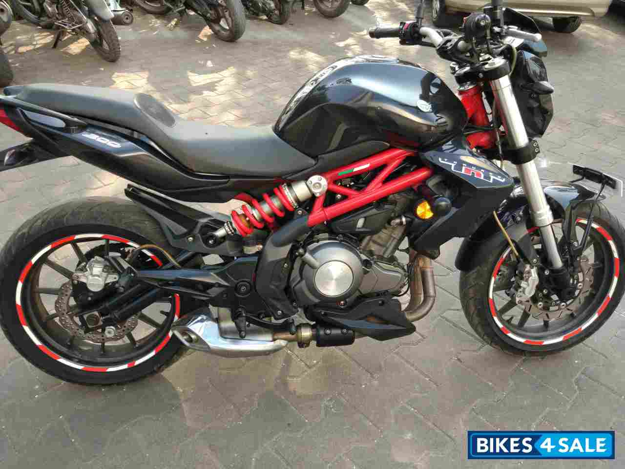 Black Benelli TNT 300