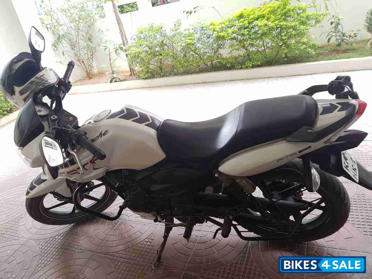 White TVS Apache RTR 180 ABS