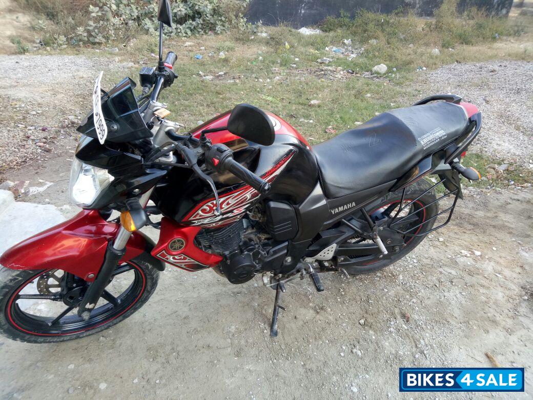 Black/red Yamaha FZ-S