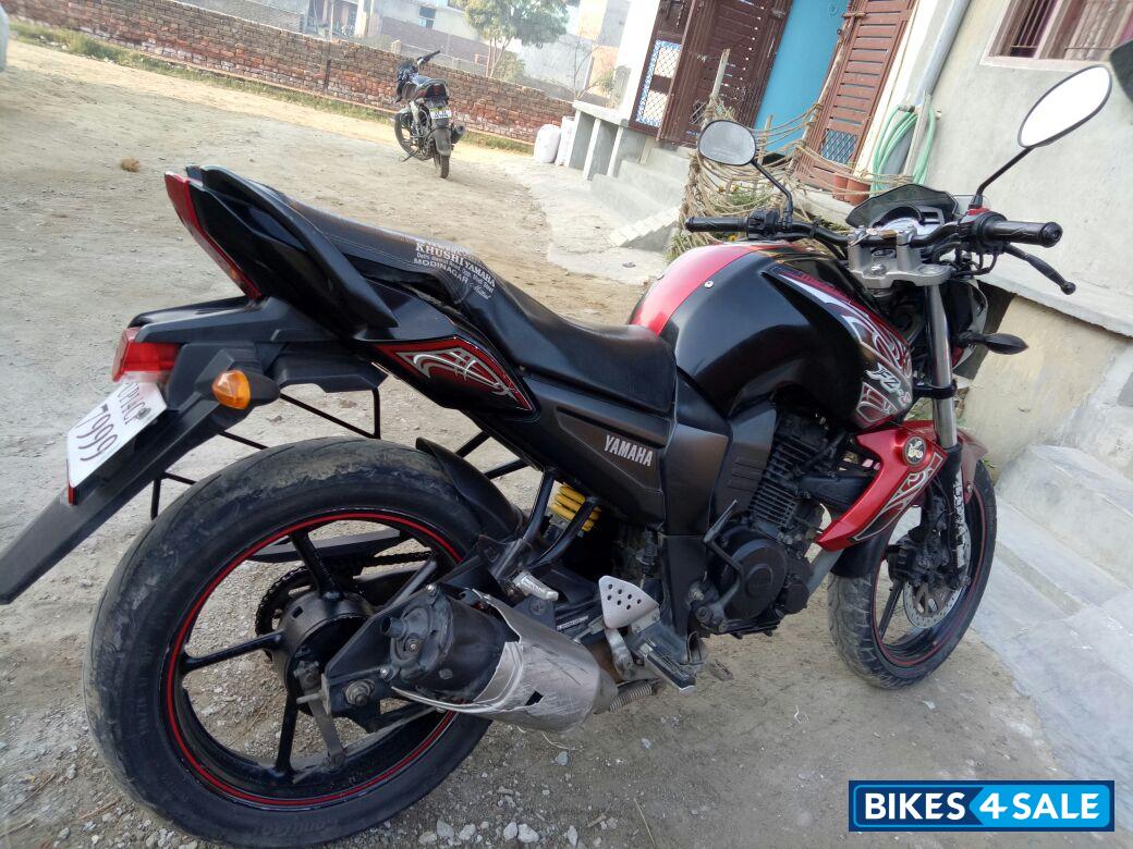 Black/red Yamaha FZ-S