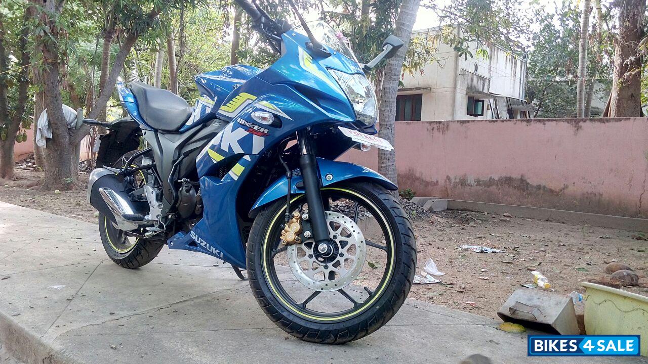 Blue Suzuki Gixxer SF