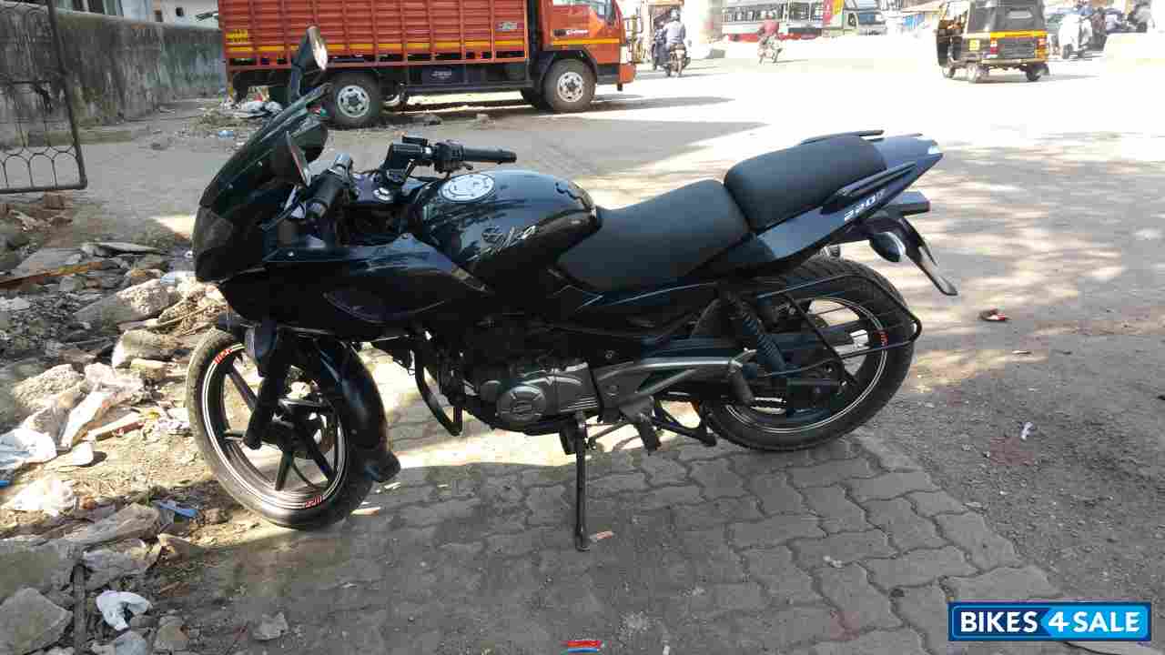 Black Bajaj Pulsar 220F