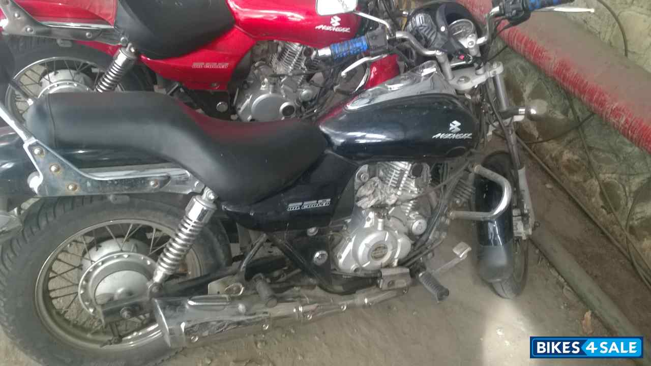 Black Bajaj Avenger 220 DTS-i