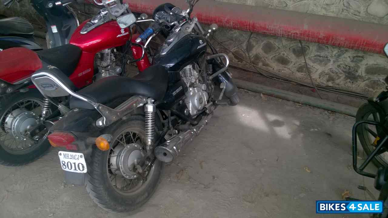 Black Bajaj Avenger 220 DTS-i Black Bajaj Avenger 220 DTS-i