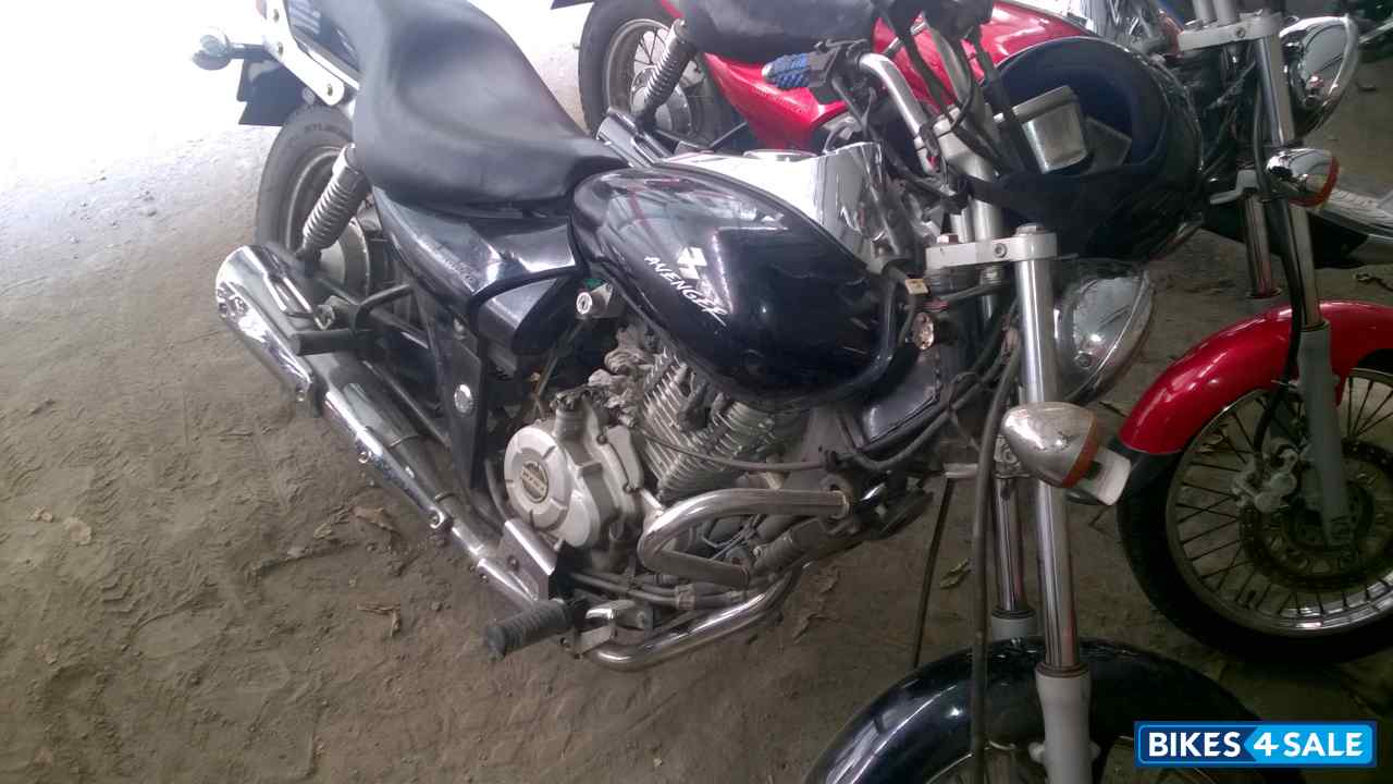 Black Bajaj Avenger 220 DTS-i Black Bajaj Avenger 220 DTS-i