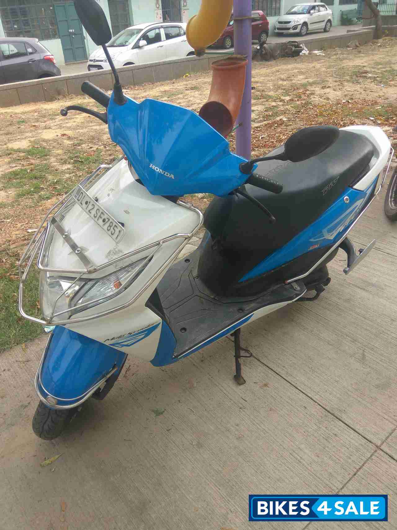 Blue And White Honda Dio