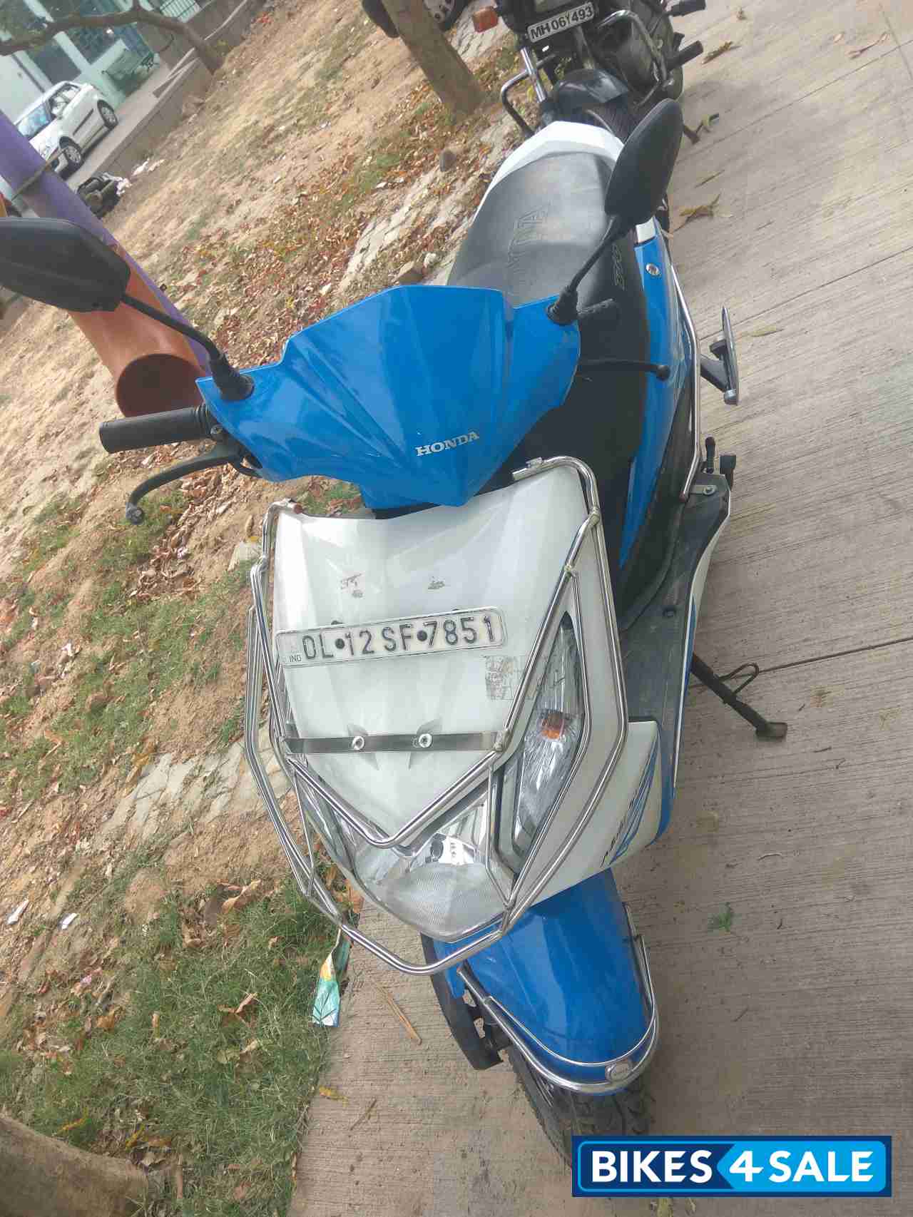 Blue And White Honda Dio