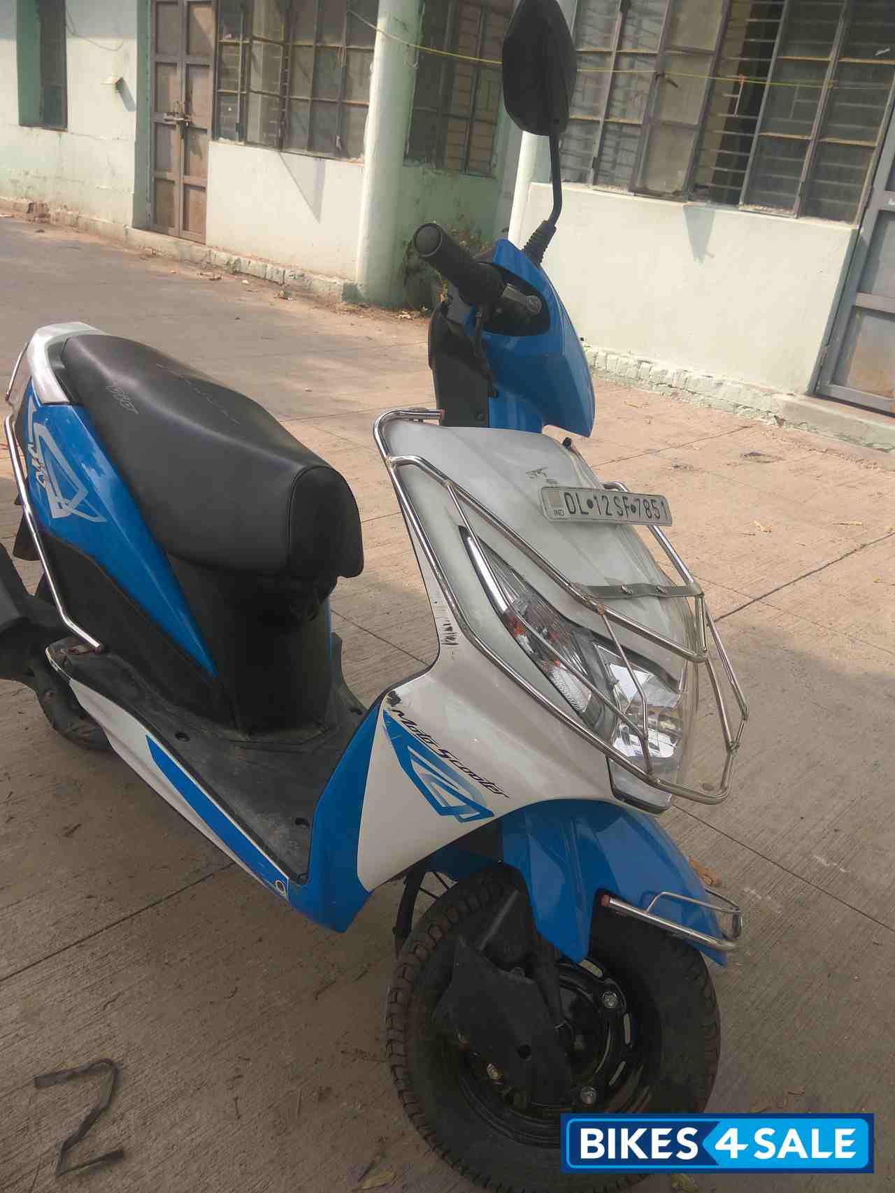 Blue And White Honda Dio