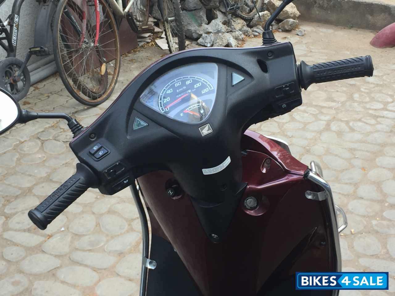 Maroon Honda Aviator