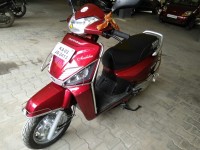 Red Mahindra Gusto