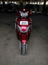 Red Mahindra Gusto