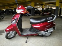 Red Mahindra Gusto