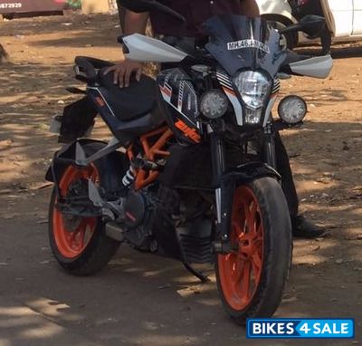 Black KTM Duke 390
