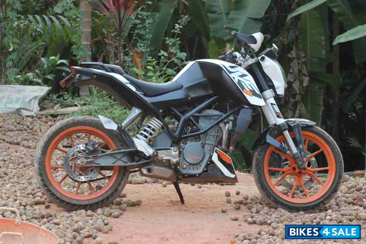 White KTM Duke 200 White KTM Duke 200