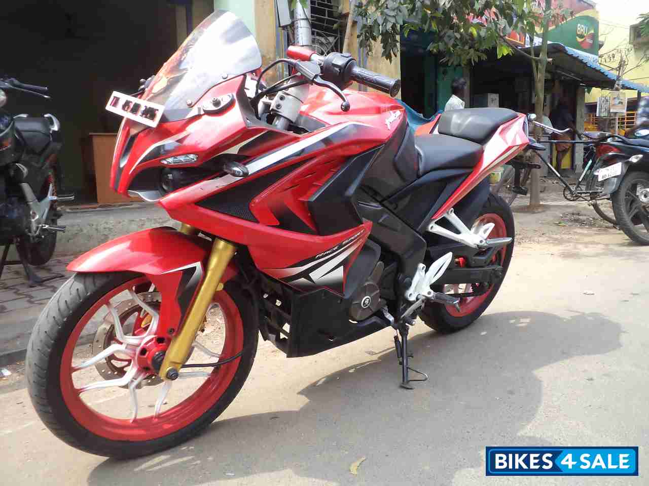 Red Bajaj Pulsar RS 200