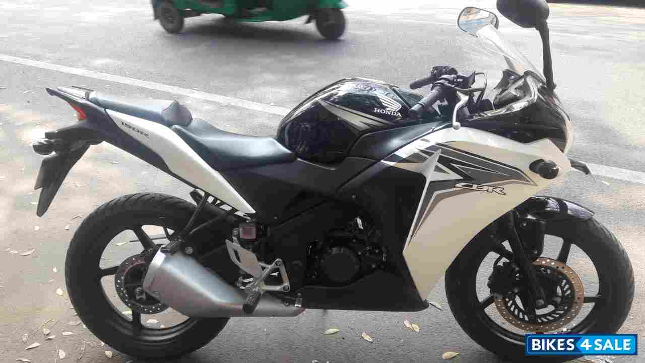 Black & White Honda CBR 150R