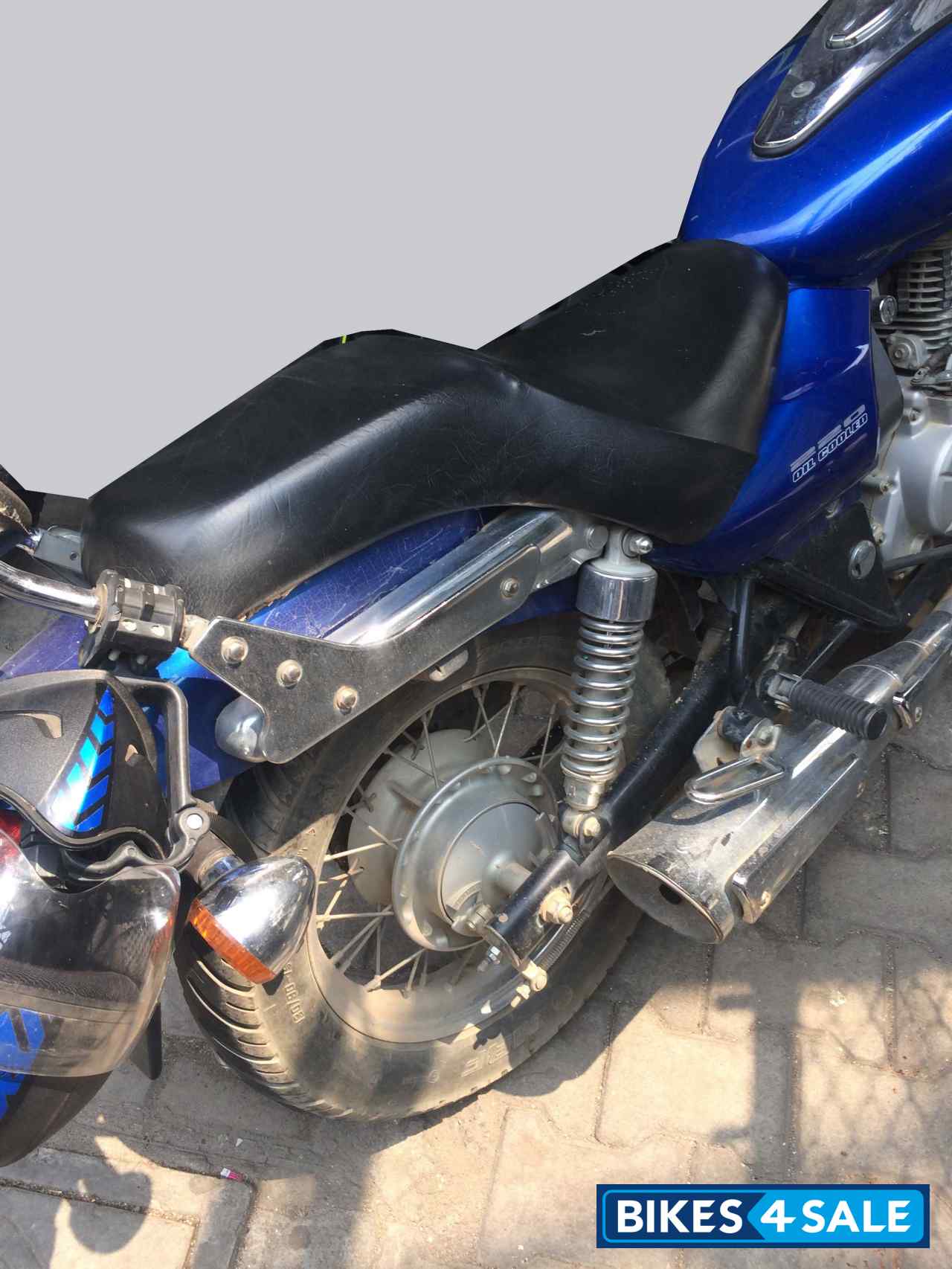 Blue Bajaj Avenger 220 DTS-i