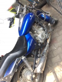 Blue Bajaj Avenger 220 DTS-i
