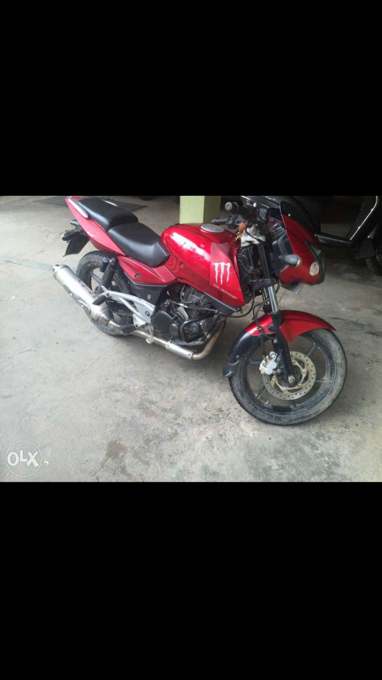 Red Bajaj Pulsar 200 SS