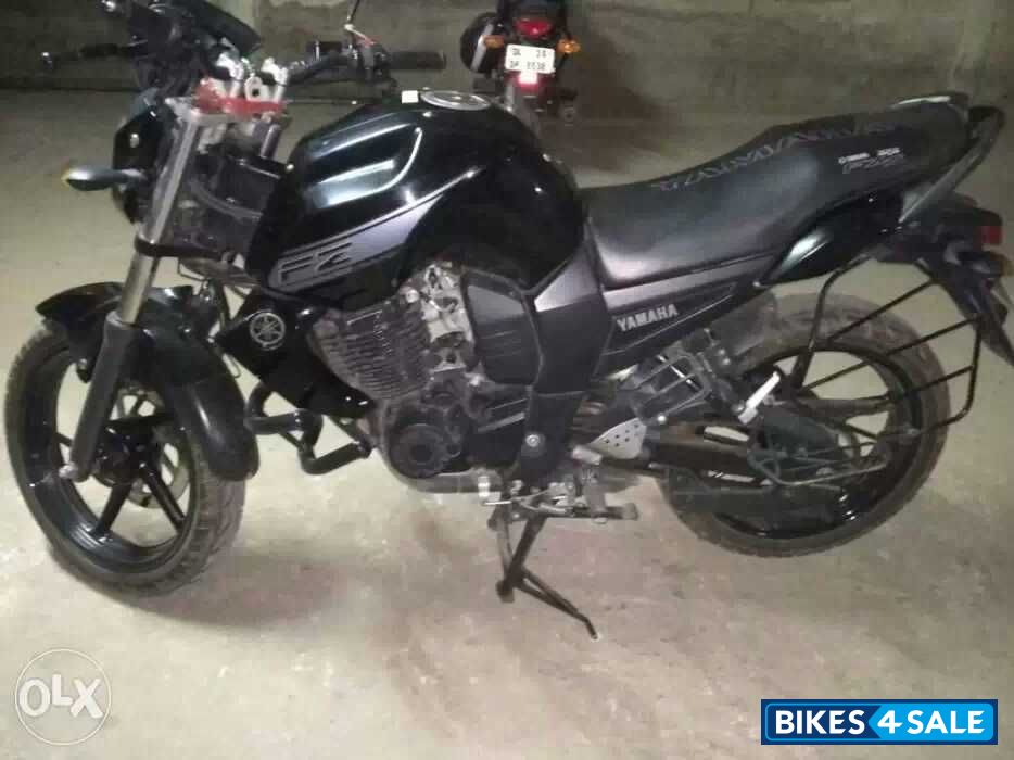 Black Yamaha FZ16