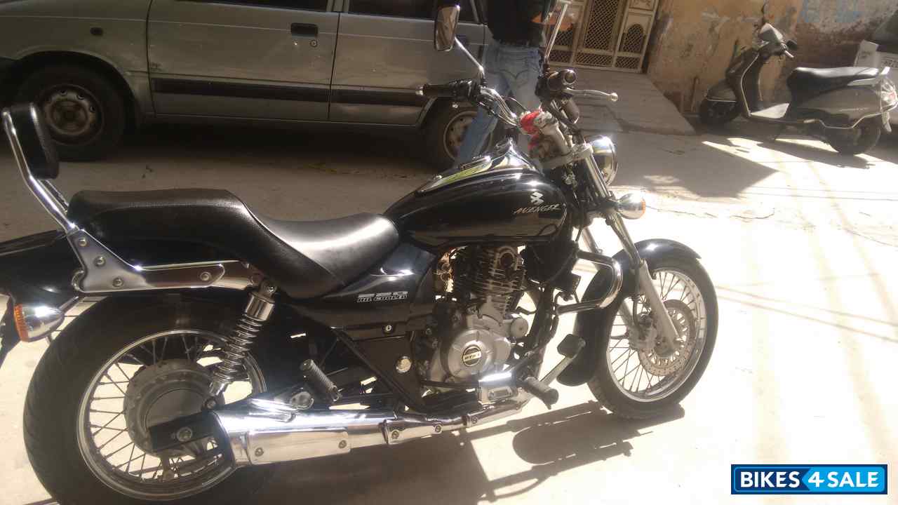 Black Bajaj Avenger 220 DTS-i