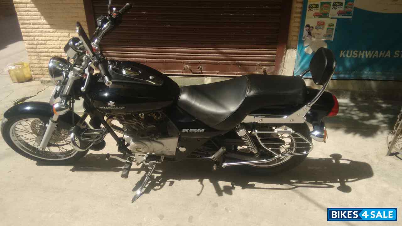 Black Bajaj Avenger 220 DTS-i