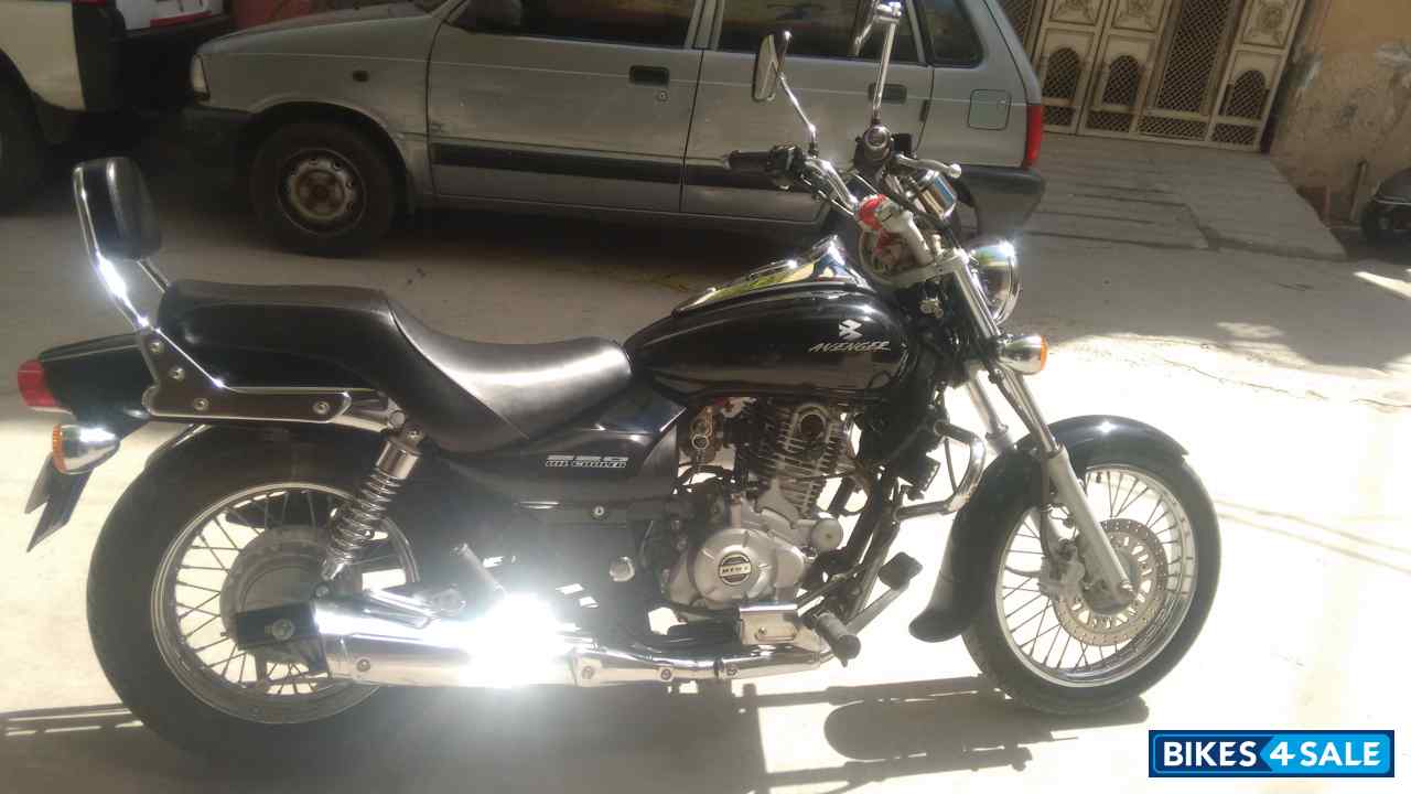 Black Bajaj Avenger 220 DTS-i