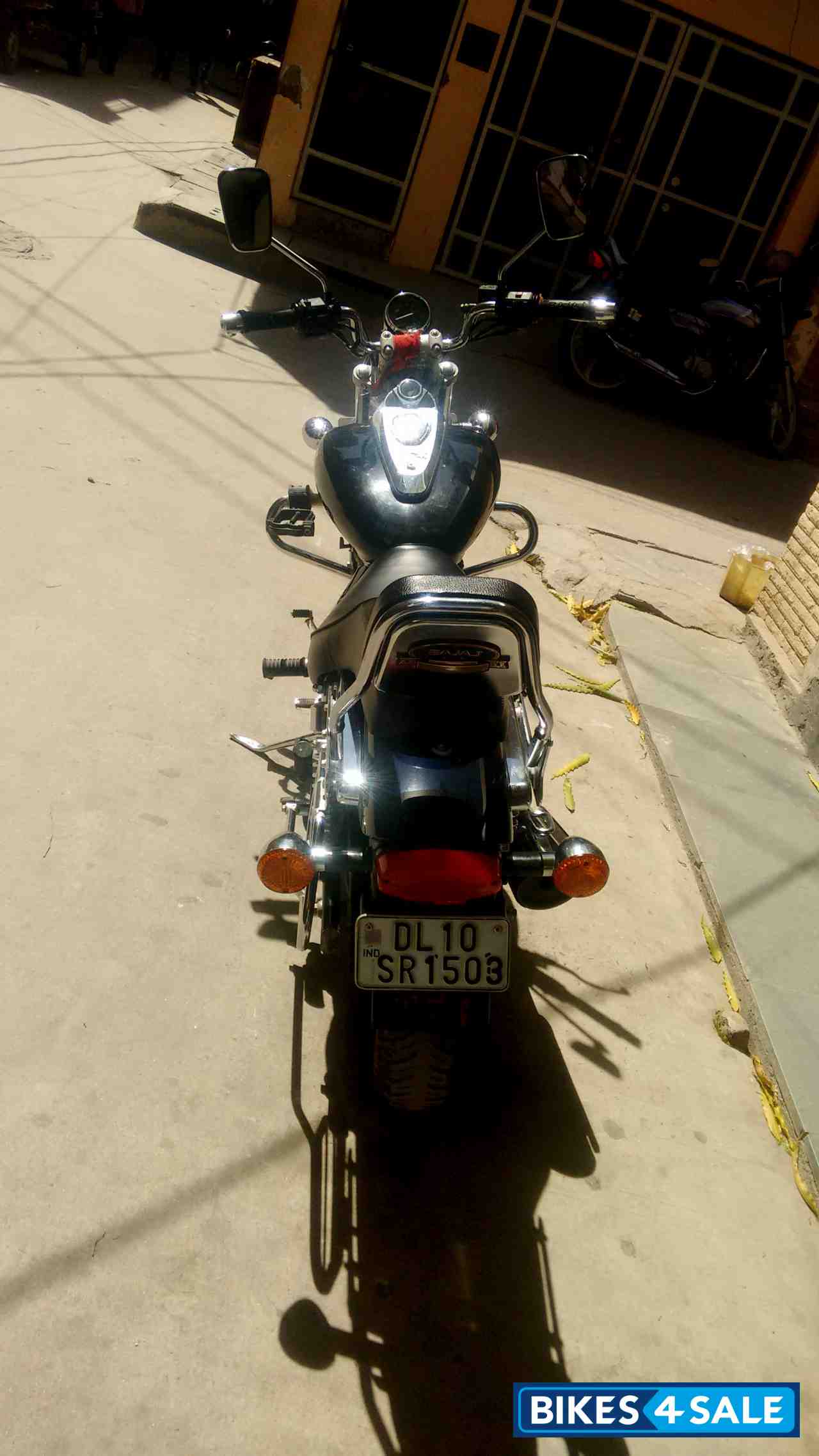Black Bajaj Avenger 220 DTS-i