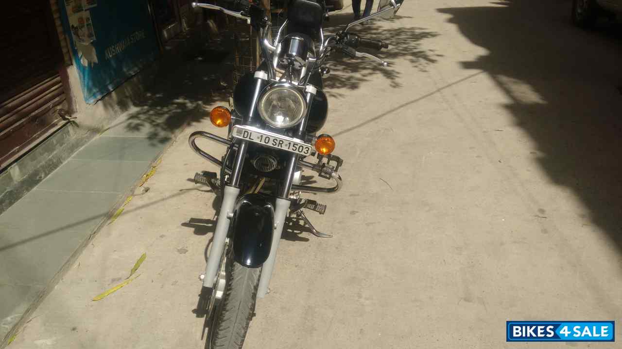 Black Bajaj Avenger 220 DTS-i