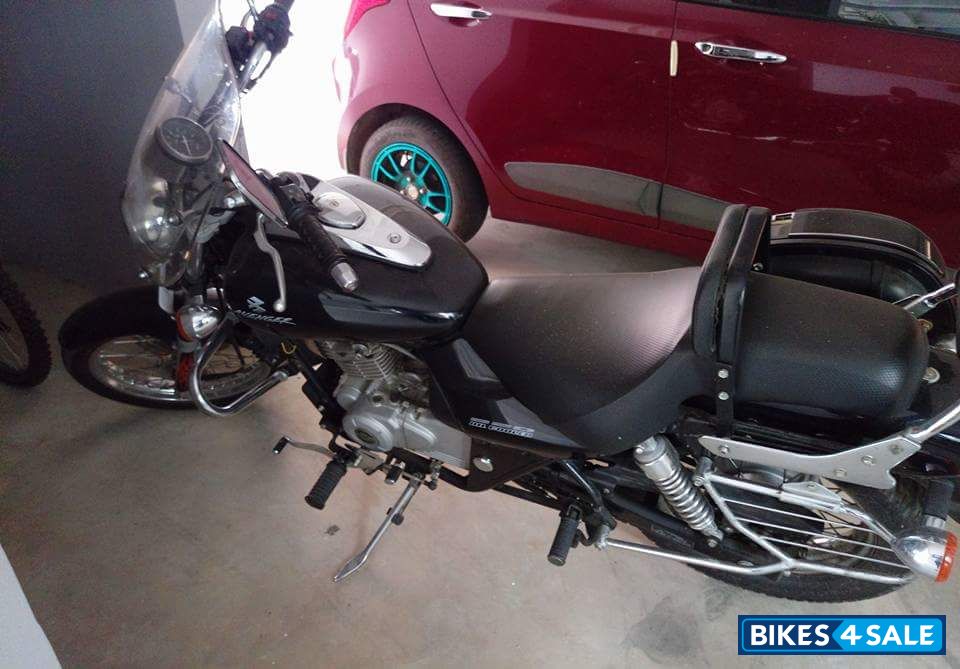 Black Bajaj Avenger 220 DTS-i