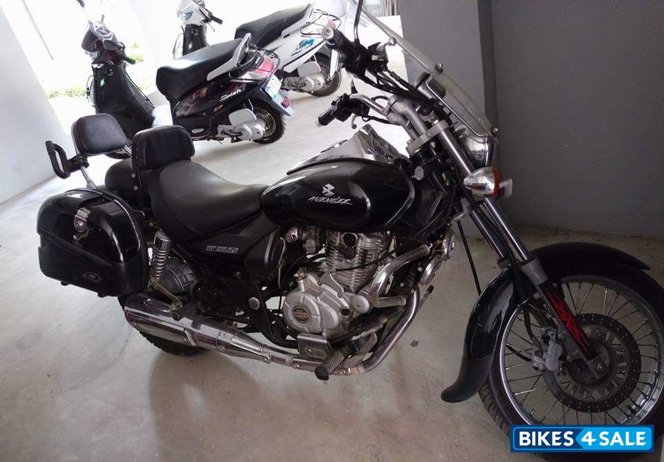 Black Bajaj Avenger 220 DTS-i Black Bajaj Avenger 220 DTS-i