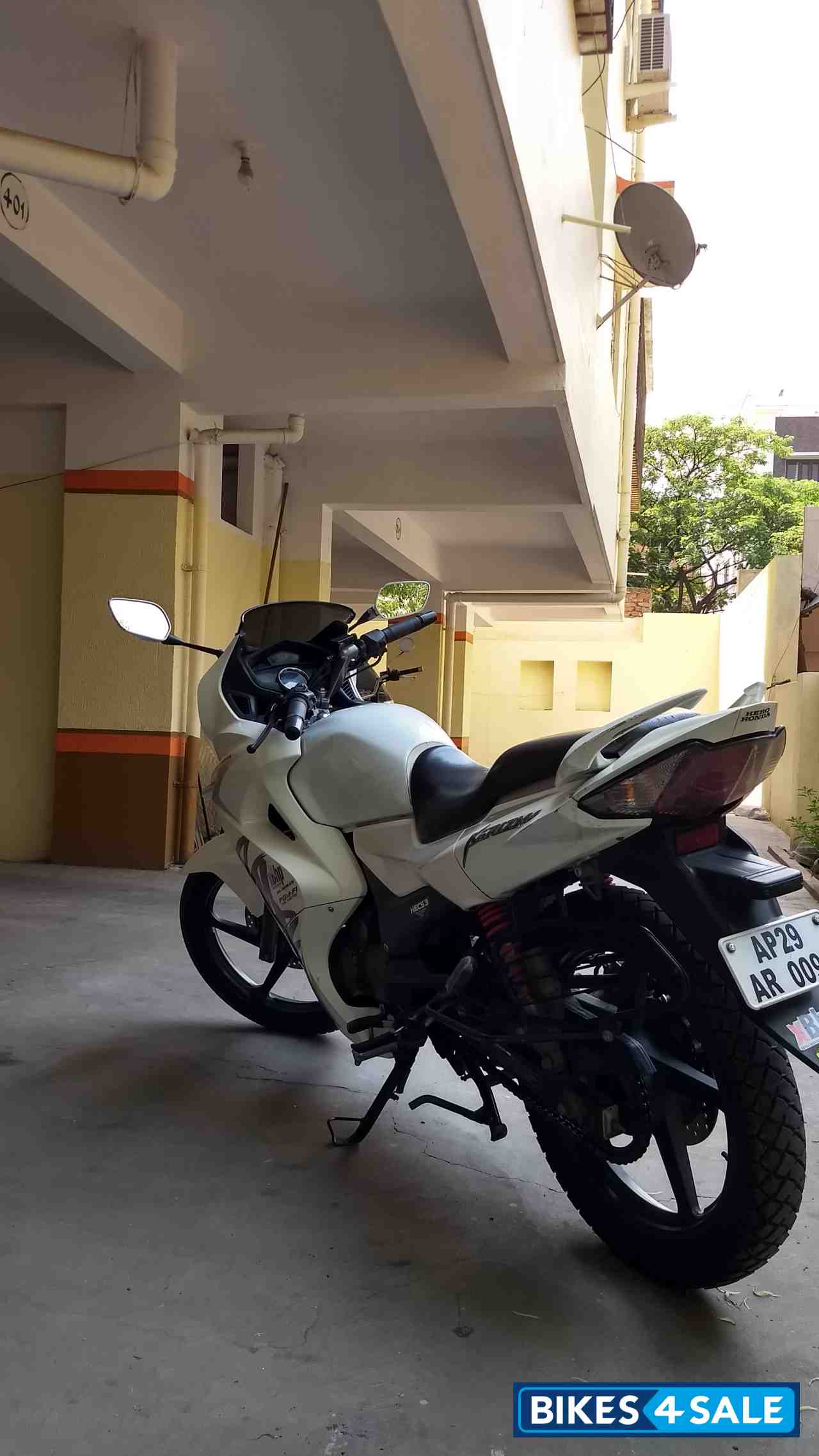 White Hero Karizma ZMR