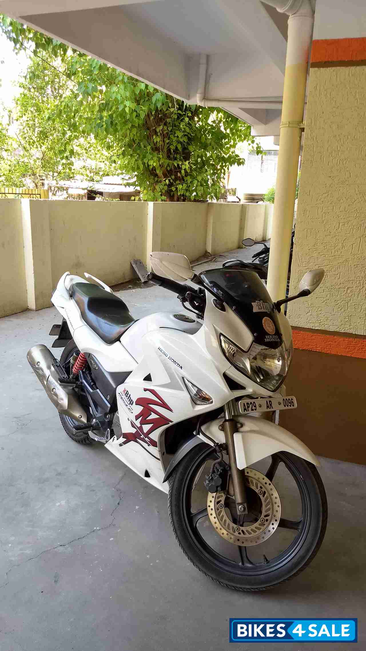 White Hero Karizma ZMR